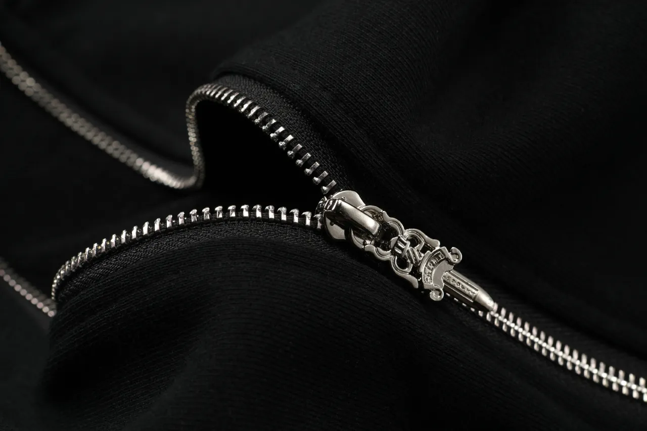Q27—P230 -Chrome Hearts/Chrome Hearts printed zipper sweatshirt cardigan jacket -420 grams of high-density, high-quality wool, soft, delicate and skin-friendly, soft and silky to the touch, warm and skin-friendly -The hardware zipper accessories are all customized and full of details -Colour: black white -Size: S M L XL